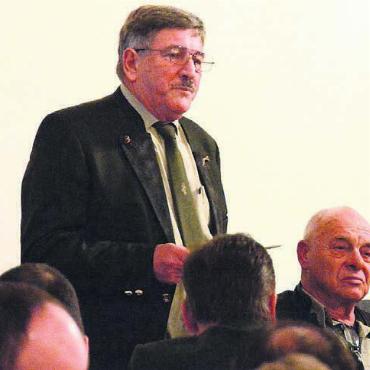 Für die Kultur im Dorf - Nach der Versammlung richtete Jäger Josef Gugerli ein paar Worte an die Ortsbürgerinnen und Ortsbürger. Bild: Celeste Blanc