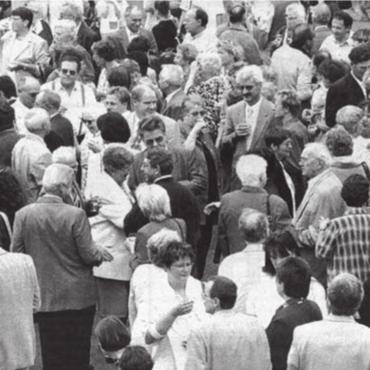 Ausdauer bewiesen beim «Zämehöckle» - Der offizielle Apéro am Wohler Chilefäscht zieht ganz viel Publikum an. Bild: Archiv