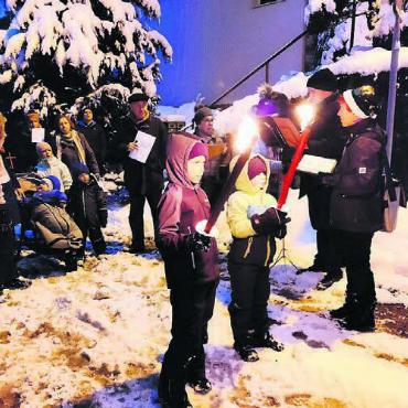 Märchenhafter Winterabend - An mehreren Stationen des Spaziergangs gab es Geschichten und Musik Bilder: zg