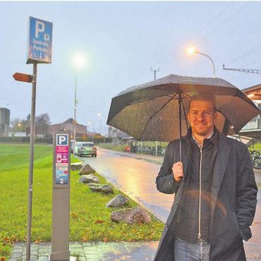 Schluss mit wildem Parkieren - Dass für die Parkplätze bezahlt werden muss, stört Michael Stadelmann nicht. «Aber es hat zu wenige.» Bild: Annemarie Keusch