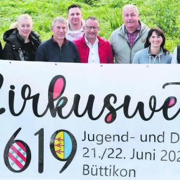 Endlich wieder ein Jugendfest - Die Vorfreude beim OK auf das anstehende Jugendfest ist gross (von links): Franziska Bürgi, Lukas Isler, Florence Brunner, Hansjörg Bolliger, Daniel Scholz, Thomas Berger, Bruno Sax, Silvia Koch Vollenweider, Markus Merz und Guido Vollenweider. Bild: Celeste Blanc