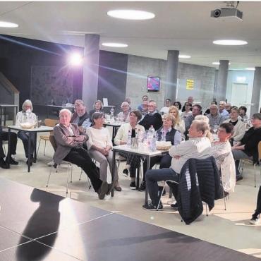 Wenn Geschichten auf Wein treffen - Der Anlass «Wein und Worte» ist auf grosses Interesse gestossen. Paul Steinmann (Bild) und René Schmidli begeisterten das Publikum. Bild: str
