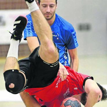 Freude und Trauer - Auch die Ringereinlage von Manuel Frey (Handball Wohlen) an Yorick Kaufmann (TV Muri) bringt nichts. Muri feiert mit 32:27 einen ungefährdeten Derbysieg.