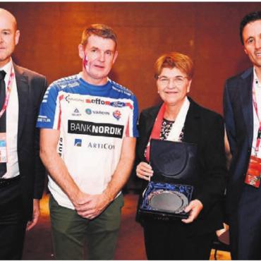 «Das ist einfach verrückt» - Hoher Besuch an der Handball-EM. Von links: Martin Hausleitner (Generalsekretär des europäischen Handballverbandes), Aksel V. Johannesen (Premierminister Färöer), Viola Amherd (Bundespräsidentin) und der Wohler Pascal Jenny (SHV-Zentralpräsident).
