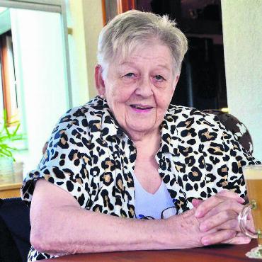 Statt Bauern jassen nun Frauen - Hier gefällt es ihr: Ruth Bruderer am grossen Holztisch im Garten ihres Restaurants Reussbrücke in Werd. Bild: Thomas Stöckli