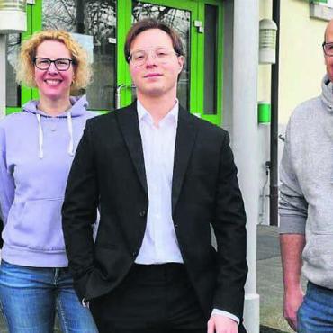Im politischen Diskurs unterstützen - Die Vorstandsmitglieder, von links: Silvio Sieber, Jasmin Egli (Kassiererin), Fabian Trüb (Präsident), Bruno Niederberger (Vizepräsident). Bild: zg