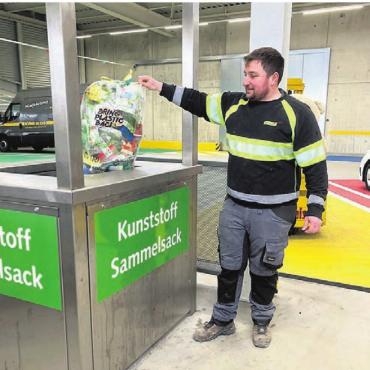 Eindrückliche Zahlen - Sammelstellenleiter Festim Balazhi und sein Team sind immer bereit, beim Trennen und Entsorgen zu helfen. Bilder: zg