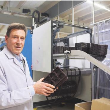 38 Leute verlieren ihren Job - Alex Bührer in der Produktionshalle. Noch sind wenige Maschinen daran, tiefgezogene Verpackungen anzufertigen. Bild: Annemarie Keusch