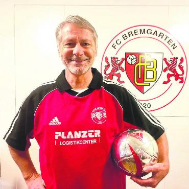 Die treue Seele - Köbi Beck vor dem Logo «seines» FC Bremgarten. Fast während der Hälfte der 104-jährigen Vereinsgeschichte war der 62-Jährige als aktiver Fussballer mit dabei. Bild: Marco Huwyler
