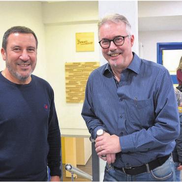 Grosserfolg trotz Druck - Die Fest-Co-Präsidenten (von links) Giovanni Soricelli und Daniel Juchli weihten die Erinnerungstafel ans Zufikerfäscht ein.
Bilder: Roger Wetli