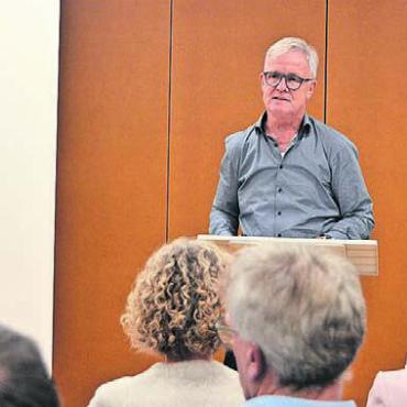 Tsunami möglichst ohne Schaden - Thomas Peterhans zeigte auf, wie Niederwil mit dem Thema Alterspolitik umgeht.