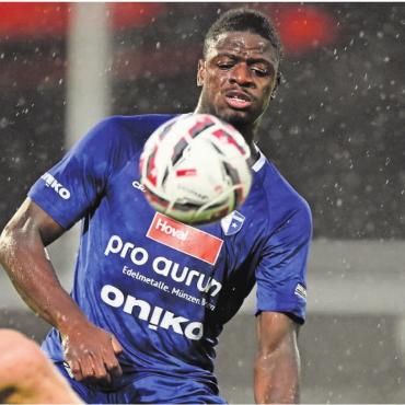 Ein Schritt vorwärts - Wie hier im Spiel gegen Müsingen traf Dramane Sissoko auch gegen Zug 94 und jetzt gegen Besa Biel sogar im Doppelpack. Der Franzose ist mit vier Treffern aus vier Spielen der Torgarant der Freiämter. Bild: Archiv/awa