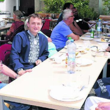 Kulinarisches Treffen mehrerer Kulturen - Diakon Hans-Peter Stierli (links) freut sich, dass so viele Menschen zum gemeinsamen Essen gekommen sind. Bild: tre