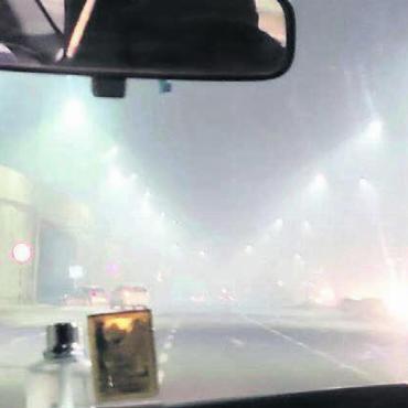 Ein weiteres Abenteuer - Die Sicht ist trüb. Doch es ist kein Nebel, sondern Smog. Die Luftqualität in der 33-Millionen-Megastadt Delhi gilt als eine der schlechtesten der Welt.
