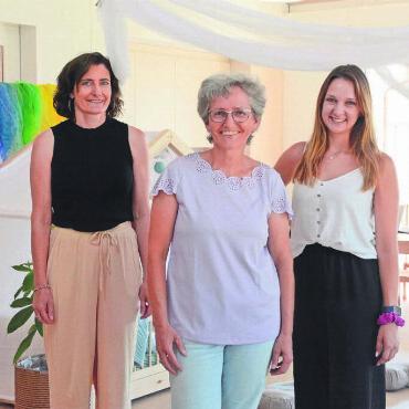Mit ganz viel Liebe fürs Detail - Grosse Freude bei den Verantwortlichen über die neuen Räume (von links): Schulleiterin Karin Wetter, Gemeinderätin und Vizeammann Cornelia Stutz und Kiga-Lehrerin Patrizia Brunner im grossen Klassenraum des Anbaus. Bilder: Chregi Hansen