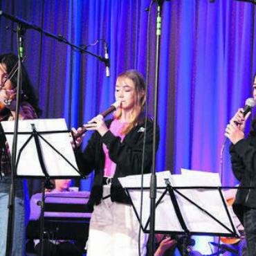 Intensiv und spannend - Zühleyha Aylin Akgün, Violine; Nadine Vollenweider, Blockflöte, und Sängerin Emily Wild sind ein Teil der Band «A 1000 Melons».