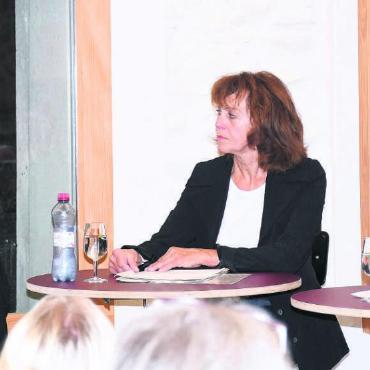 «Draussen tobt die Dunkelziffer» - Über ein brisantes Thema fachmännisch diskutiert (v.l.): Josef Sachs, Forensischer Psychiater, Moderatorin Edith Weber und Hans Melliger, ehemaliger Leiter der Jugendanwaltschaft des Kantons Aargau. Bild: Daniel Marti