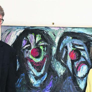Heute noch eine Liebesgeschichte - Vorfreude auf eine besondere Ausstellung: Das Co-Präsidium der Kunstkommission – Robert Keller und Verena Schütz – vor einem Clownbild von Giani Castiglioni. Bild: Daniel Marti