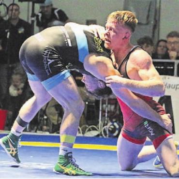 Freiämter Sportler des Jahres - NINO LEUTERT (26)
OTTENBACH / RS FREIAMT
RINGEN
National dominiert Nino Leutert seine Gewichtsklasse. An den Schweizer Einzelmeisterschaften im Freistil holt er den Titel. In der Mannschaftsmeisterschaft ist er das Mitglied der RS Freiamt mit der besten Jahresbilanz. Die Krönung des Sportjahres 2025 gelingt ihm aber mit seinem bisher grössten internationalen Erfolg: An der CISM-Militär-Weltmeisterschaft in Deutschland gewinnt Leutert die Bronze-Medaille.