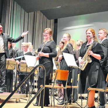 Ins beste Licht gerückt - Peter Werlen ist stolz auf die Leistung seiner Musikanten und Musikantinnen. Diese wiederum sind begeistert von ihrem Dirigenten. Bilder: Chregi Hansen
