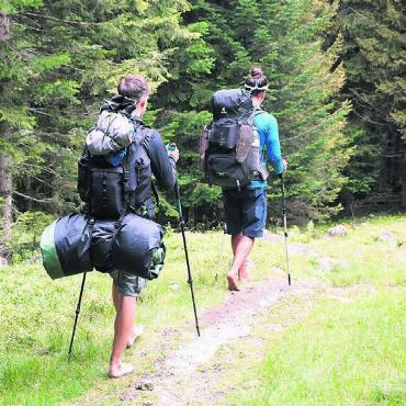 Barfuss über die Alpen - Das Ende ist nah. Die beiden beim finalen Abstieg von der SAC-Hütte Righetti-Fibbioli.