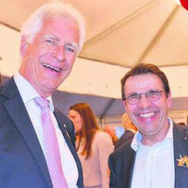 Zirkuszauber zwischen Arien - Bremgartens Stadtpräsident Raymond Tellenbach (links) und Nationalrat Matthias Jauslin sind voll des Lobes für die Operette.