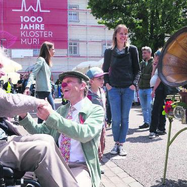 Frühlingsfest schafft Verbindung - Freude in den Alltag bringen. Was Clown Marcel Briand im Kleinen schafft, leistet die Pflegi Muri mit ihrem Frühlingsfest im Grossen.