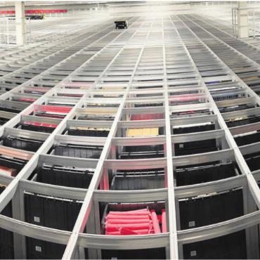«Hier kann man sich verlaufen» - Die Autostore-Systeme, die Mithilfe von Robotern (die roten und gelben «Kästen») betrieben werden, bietet Raum für 125 000 Behälterplätze. Nur mit der «Fischauge»-Kamera ist die Dimension einzufassen. Bilder: Stefan Sprenger