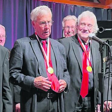 Fürs Rentnerleben viel zu jung - Eine goldene Medaille zum 50-Jahr-Jubiläum (von links): Herb Müller, Heinz Gysin, Ruedi von Arx, Rolf Eichenberger, Markus Hächler, Rolf Treichler und Daniel Hofmann. Bilder: Walter Minder