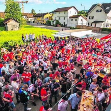 Erlebnis fast wie im Stadion - Gemeinsam Fussball erleben: Public Viewings, wie hier in Muri ...