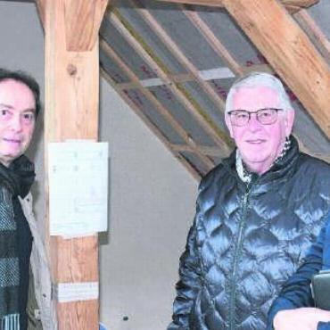 Nostalgie mit ganz viel Charme - Zufrieden (v. l.): Architekt Urs Häfliger, Kirchenpflegepräsident Josef Brunner und Markus Loher von der Baukommission. Bild: dm
