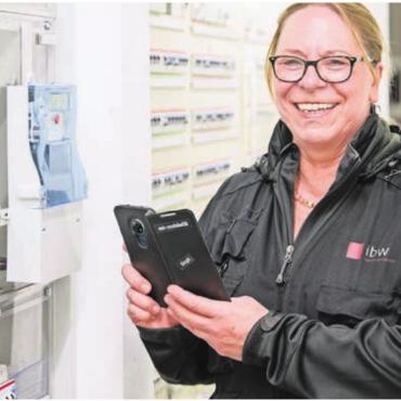 Zugang zu Zählern ist nötig - Zählerableserin Birgit Gloger mit esl-mobile-Ablesegerät unterwegs – auch wenn die meisten Haushalte inzwischen über Smart Meter verfügen, ist bei einzelnen Haushaltungen immer noch die Ablesung vor Ort nötig. Bild: zg
