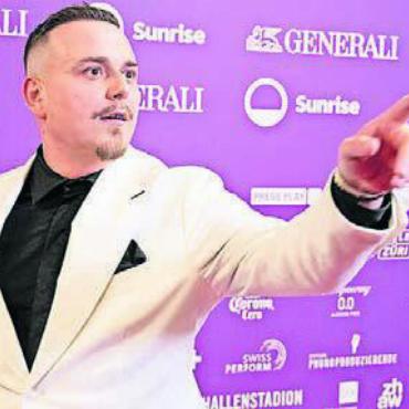 Jetzt hat er seinen Stein - «Juicy» räumt ab. Rapper «EAZ» hat seinen Betonklotz. Bilder: CH Media