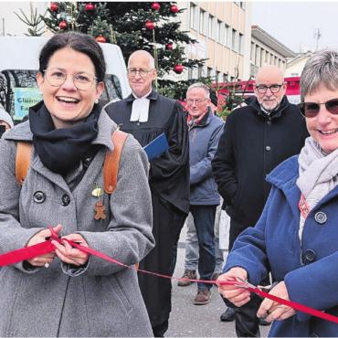 «Ein modernes Wunder» - Stadträtin Claudia Bamert (l.) und Christchindli-Märt-Präsidentin Sabina Glarner durchschneiden gemeinsam das symbolische Eröffnungsband. Bild: Marco Huwyler