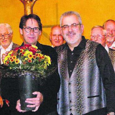Bunter Liederstrauss - Stephan Wiedmer (links) wurde für seine 35 Jahre als Dirigent des Männerchors von Markus Staubli geehrt.