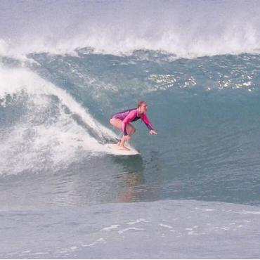 Studium mit Surfbrett - Das Snowboard hat sie vorerst gegen ein Surfbrett getauscht. Neben dem Studium widmete sich die Freiämterin auf Bali in erster Linie dem Surfen.