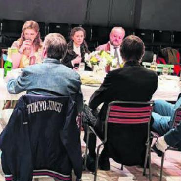Zeiten des Umbruchs zeigen - Tisch inmitten des Publikums: An der gemeinsamen Tafel spielt sich ein grosser Teil der Handlung ab.