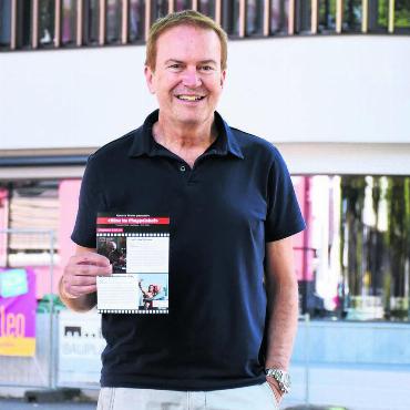 Macher mit Realitätssinn - Daniel Renggli, Kopf des Monats Oktober: Er ist Kulturmensch, Schaffer, das Herz und auch der Retter des Filmklubs Wohlen. Die Aufnahme zeigt ihn vor dem neuen Vereinskino, dem Chappelehof.