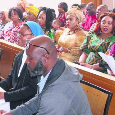 «Lasst uns Brücken bauen» - Farbenprächtige Bekleidung in der katholischen Kirche Wohlen: Die afrikanischen Gäste bereicherten den Gottesdienst.