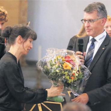 Quer durch die Gesellschaft - Der neue Präsident Tobias Knecht bedankt sich beim Jugendorchester Freiamt.