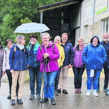 Im riesigen Musikfundus - Dass das Wetter nicht wirklich mitspielte, machte den Mitgliedern des Regi-Chors gar nichts aus. Bild: zg