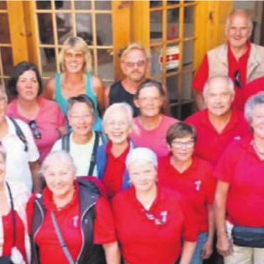 Im Bernbiet auf Genusstour unterwegs - Die gesellige Reisegruppe genoss den Ausflug und die Wanderung. Bild: zg