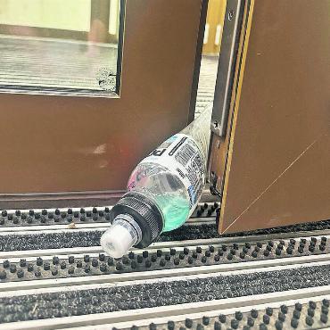 Drohung an Vereine - Die Vereine klemmen anscheinend während den Trainingszeiten Gegenstände – wie hier eine PET-Flasche – in die Eingangstüren. Das sorgte für ein Mail von der Gemeinde. Jedoch ist der Tonfall in der Mitteilung drohend. Bild: spr