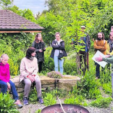 Kunterbunter Lebensraum - «Ich will Begeisterung für die Natur wecken!», sagt Tobias Lutz in einem aufenthaltsfreundlichen Naturgarten, wie er im Buche steht. Bilder: Walter Minder