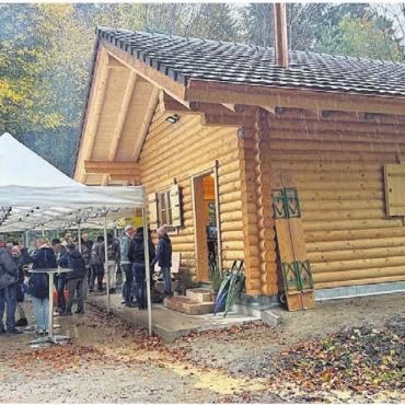 Ein neues Schmuckstück im Wald - Der Dauerregen hielt die Bevölkerung nicht davon ab, die neue Waldhütte zu bestaunen. Sie bietet neben dem gemütlichen Innern auch einen Aussenplatz mit Grillstelle.