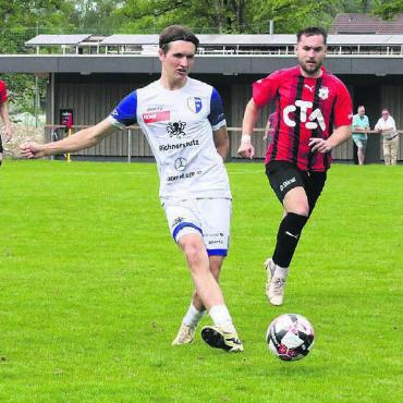 Spass am Fussball behalten - Javi Gabathuler (links) zeigte trotz Niederlage eine gute Leistung gegen Münsingen. Dass er unter den fitten Spielern ist, stimmt Wohlen-Trainer Piu trotz zahlreicher Ausfälle zuversichtlich. Bild: jl