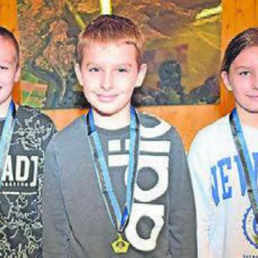 Hunn mit Bestresultat - Der überragende Pistolenschütze Fabian Hunn (Mitte) vor den weiteren U13-Medaillengewinnern Ron Emmenegger und Sofia Kamberi. Bild: zg
