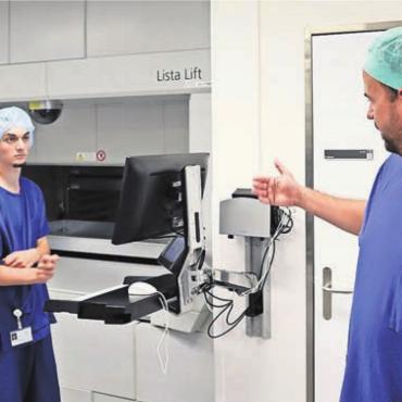 Fadenlager wie in der Mercerie - In der Aufbereitungsabteilung bildet das Spital neu einen Lernenden Medizin-Produkttechnologe aus. Hier befüllt Sebastian Nikolla das «Liftlager».