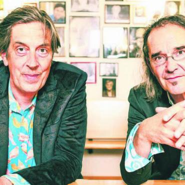 Musikalische Lesung - Mit rhythmisierter und ungekünstelter Alltagssprache: Pedro Lenz (links) und Christian Brantschen präsentieren «Primitivo». Bild: pd