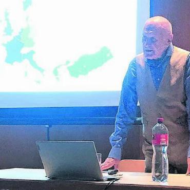 Vor ausverkauftem Haus - Erich Gysling bei seinem Referat in Muri. Bild: zg